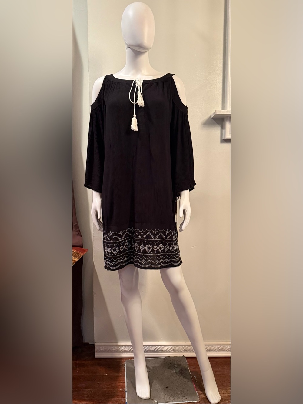 Knox Rose Black Cold-Shoulder Midi Dress with White Embroidery